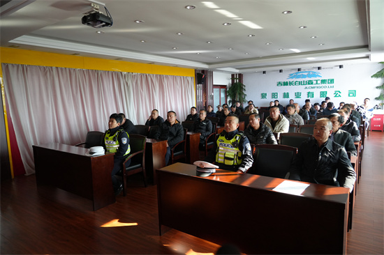 筑牢交通防線 嚴(yán)守安全底線  泉林公司開展通勤車安全專項檢查（1）.jpg